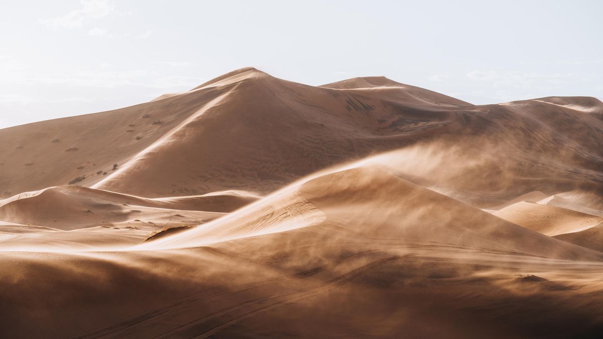 Česko zasáhla písečná mlha. Prach ze Sahary zhoršuje ovzduší